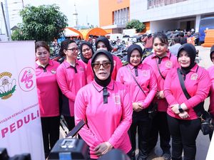 Momen Yayasan Kemala Bhayangkari-Polres Metro Bekasi Kota Bantu Korban Banjir