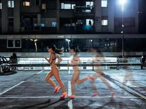 Lari Malam Aman Nggak? Ini Tips Penting biar Tetap Sehat & Nggak Bahaya Lari Malam Aman Nggak? Ini Tips Penting biar Tetap Sehat & Nggak Bahaya