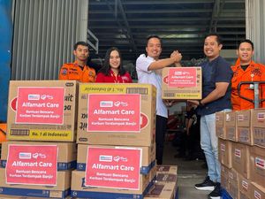 Alfamart Salurkan Makanan-Obat ke Warga Terdampak Banjir di Jabodetabek Alfamart Salurkan Makanan-Obat ke Warga Terdampak Banjir di Jabodetabek