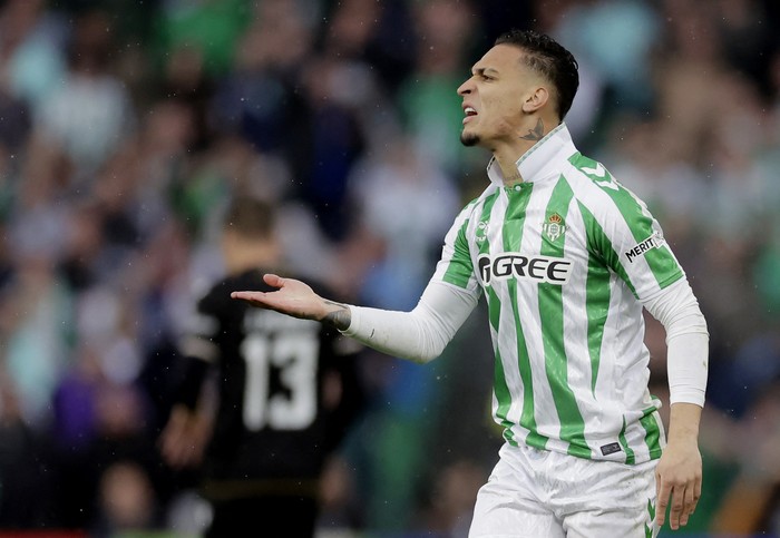 antony real betis real betis vs vitoria de guimaraes betis vs guimaraes europa conference league Soccer Football - Conference League - Round of 16 - First Leg - Real Betis v Vitoria Guimaraes - Estadio Benito Villamarin, Seville, Spain - March 6, 2025 Real Betis Antony reacts REUTERS/Jon Nazca