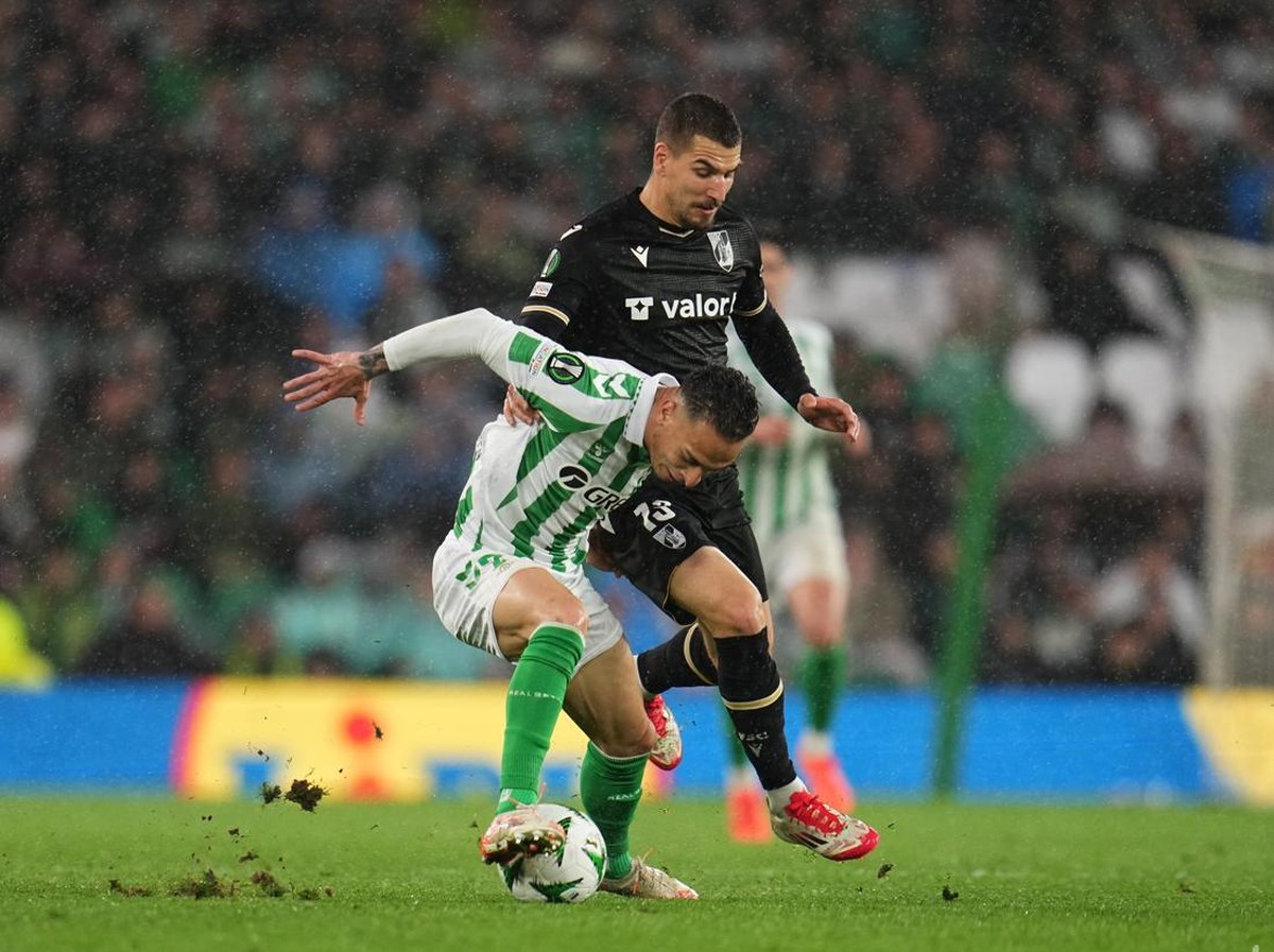 Aksi Antony di laga Real Betis vs Guimaraes di Europa Conference League. (Foto: Aitor Alcalde - UEFA/UEFA via Getty Images)