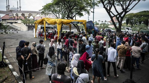 Antrean Mengular Penukaran Uang Baru di Semarang