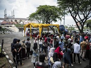 Antrean Mengular Penukaran Uang Baru di Semarang