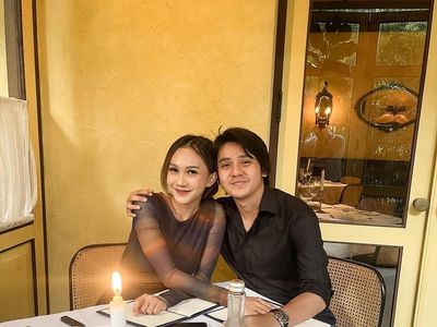 Pose Romantis Arbani Yasiz saat Makan Malam dengan Raissa Ramadhani