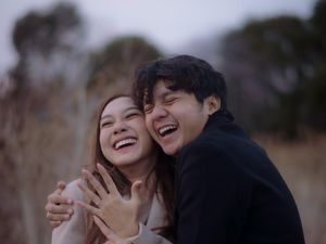 Video: Potret Bahagia Arbani Yasiz Lamar Sang Kekasih di Jepang