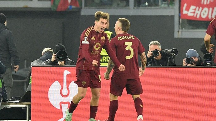 ROME, ITALY - March 6 : Angelino (3) of AS Roma celebrates with is team mates after scoring a goal during the Europa League match between AS Roma and Athletic Bilbao at Stadio Olimpico on March 6,2025 in Rome, Italy. (Photo by Claudio Pasquazi/Anadolu via Getty Images)