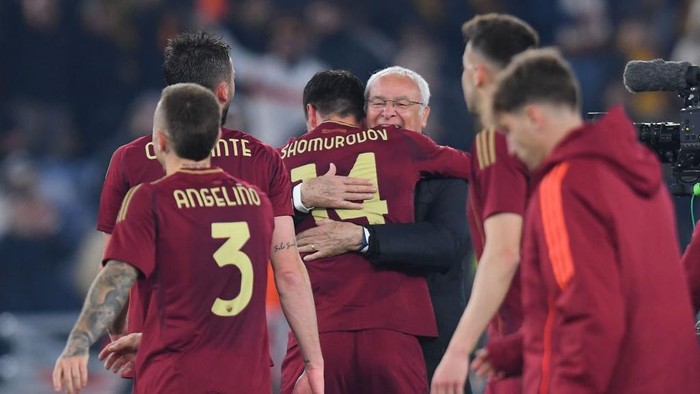 ROME, ITALY - March 6 : Eldor Shomurodov an Coach Claudio Ranieri AS Roma Celebrates The Victory during the Europa League match between AS Roma and Athletic Bilbao at Stadio Olimpico on March 6,2025 in Rome, Italy. (Photo by Claudio Pasquazi/Anadolu via Getty Images)