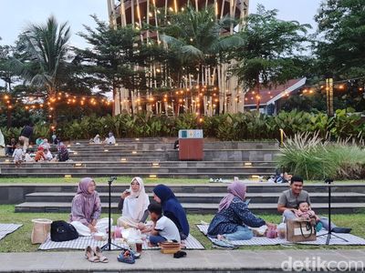 Asiknya Ngabuburit di TMII