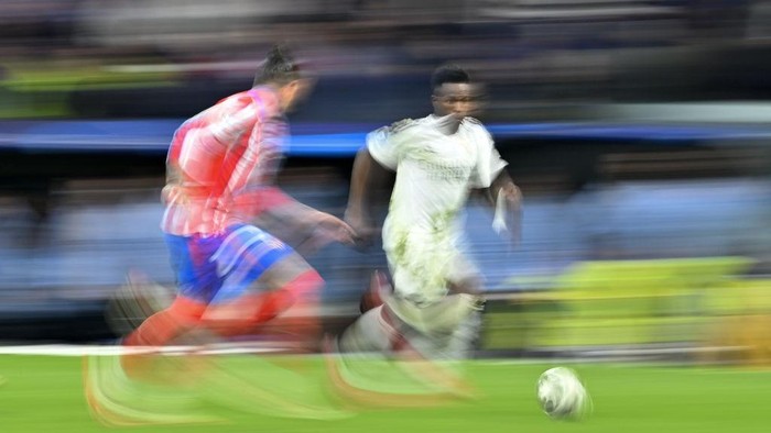 MADRID, SPAIN - MARCH 04: Vinicius Junior of Real Madrid in action against the Jose Gimenez of Atletico Madrid during the UEFA Champions League round of 16 first-leg match between Real Madrid and Atletico Madrid at Santiago Bernabeu Stadium in Madrid, Spain on March 04, 2025. (Photo by Burak Akbulut/Anadolu via Getty Images)