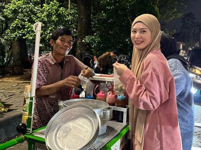 Potret Ayana Moon Jalani Ramadan di Jakarta, Jajan Cilok sampai Es Teler Durian