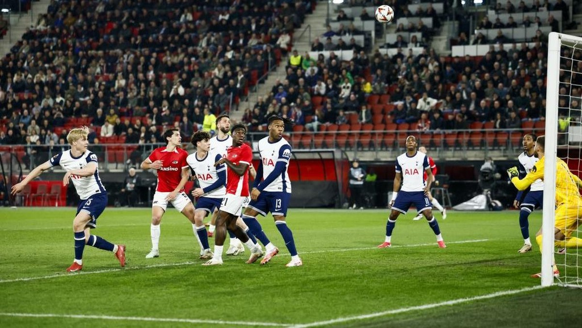 Gol bunuh diri yang membuat Tottenham Hotspur kalah (ANP via Getty Images/ANP)