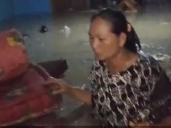 Video: Momen Banjir Bandang Menerjang saat Warga Buka Puasa di Bojonegoro
