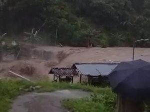 Banjir Bandang Hantam Jembatan dan Rendam Rumah di Gondang Bojonegoro