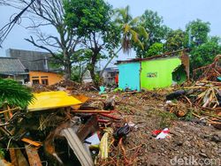 Momen Pilu Ibu-Anak Sebelum Hilang Diterjang Banjir di Sukabumi