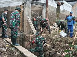 TNI Bareng Warga Kerja Bakti Bersihkan Sisa Banjir di Bidara Cina