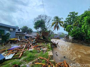 6 Fakta Banjir dan Longsor Sukabumi: Ibu-Anak Tewas, Mobil Terseret