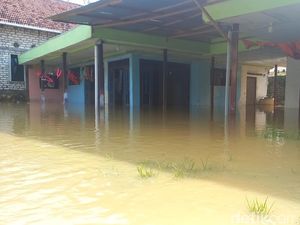 Banjir 1 Meter Rendam Sampang, Lansia Mengungsi