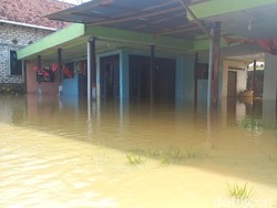 Banjir 1 Meter Rendam Sampang, Lansia Mengungsi
