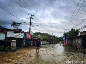 Banjir-Longsor Terjang Sukabumi, 7 Orang Hilang dan 1 Meninggal Banjir-Longsor Terjang Sukabumi, 7 Orang Hilang dan 1 Meninggal