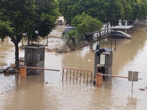 Kritik untuk Istri Walkot Bekasi yang Ngungsi ke Hotel Saat Banjir Kritik untuk Istri Walkot Bekasi yang Ngungsi ke Hotel Saat Banjir
