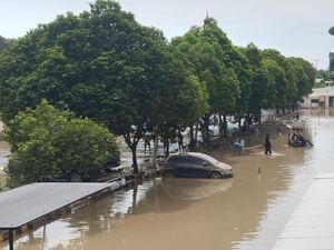 Sudah 3 Hari, Banjir Masih Genangi Parkiran Mal Mega Bekasi