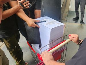 Penampakan Tebalnya Berkas Perkara Hasto yang Dilimpahkan KPK ke Pengadilan