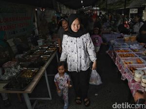 Berburu Takjil Ramadan di Tanjung Priok