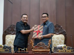 Bupati Mahayastra Serahkan Raperda Penyertaan Modal Daerah BPD Bali