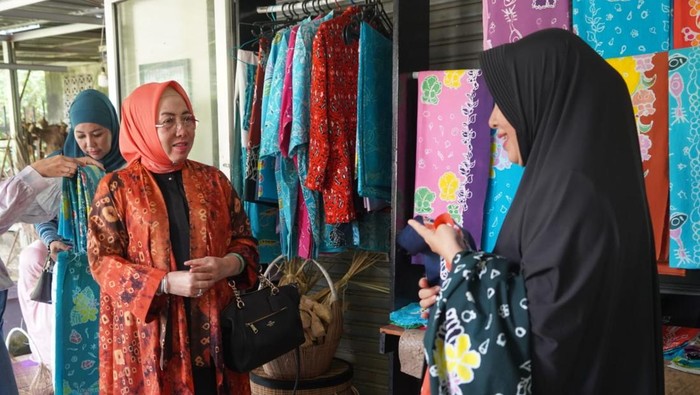 Direktur Kepatuhan dan Manajemen Risiko Bank Sumsel Babel Riera Ecorhynalda mendatangi Deshanda Craft di Pangkal Pnang