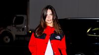 7 Gaya Emily Ratajkowski Pakai Jeans Kedodoran, Ikut Tren Anti-skinny Denim