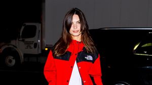 7 Gaya Emily Ratajkowski Pakai Jeans Kedodoran, Ikut Tren Anti-skinny Denim