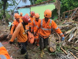 Jasad Ibu-Anak Korban Banjir Sukabumi Ditemukan Tertimbun Puing
