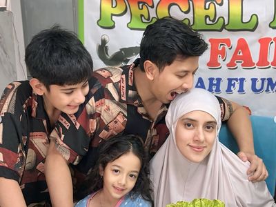 7 Foto Kejutan Ultah Fairuz A Rafiq, Didekorasi Unik Bak Warung Pecel Lele