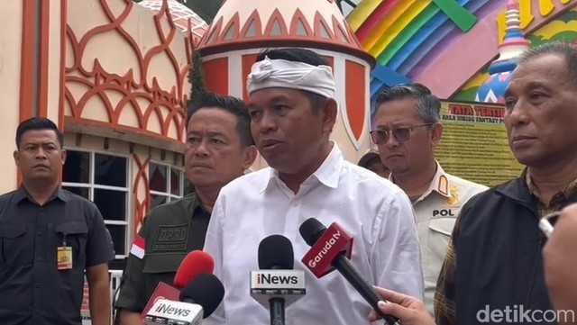 Berita Seputar Selebriti Insertlive Terkini : Dituding 'Gubernur Konten', Penghasilan Dedi Mulyadi dari YouTube Ditaksir Miliaran