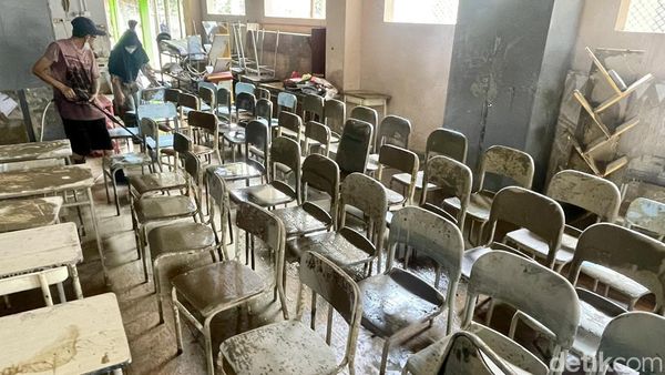 Guru dan Siswa Bersih-bersih Sisa Lumpur