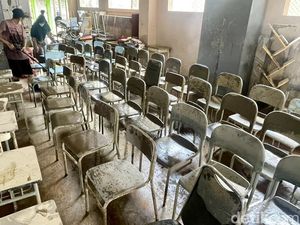 Guru dan Siswa Bersih-bersih Sisa Lumpur