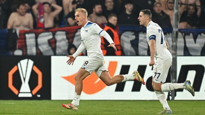 PLZEN, CZECH REPUBLIC - MARCH 06: Gustav Isaksen of Lazio celebrates scoring his teams second goal during the UEFA Europa League 2024/25 Round of 16 First Leg match between FC Viktoria Plzen and S.S. Lazio at Stadion mesta Plzne on March 06, 2025 in Plzen, Czech Republic. (Photo by Sebastian Widmann - UEFA/UEFA via Getty Images)