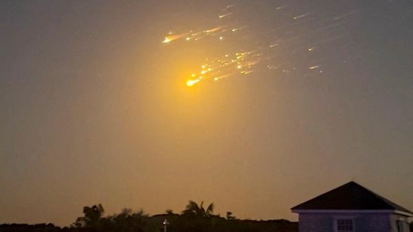 Hujan Puing di Karibia gegara Pesawat SpaceX Meledak
