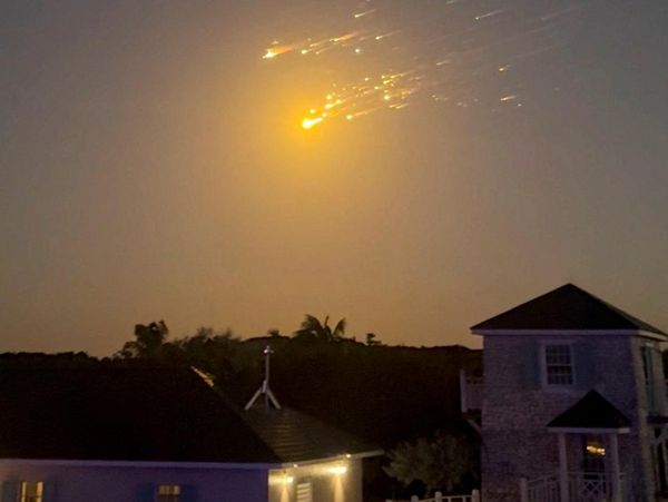 Hujan Puing di Karibia gegara Pesawat SpaceX Meledak