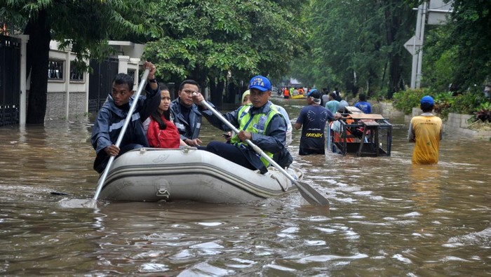 Remaja Tewas Tersengat Listrik Saat Banjir Pasar Kemis
