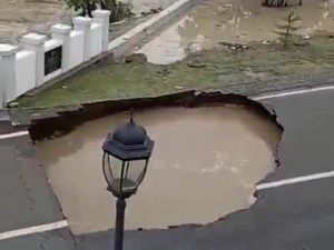 Perbaikan Sementara, Jembatan Kemang Pratama Bekasi Dibuka Usai Amblas Perbaikan Sementara, Jembatan Kemang Pratama Bekasi Dibuka Usai Amblas