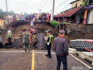 Video: Jembatan Cidadap Amblas, Akses Palabuhanratu-Kiara Dua Putus Video: Jembatan Cidadap Amblas, Akses Palabuhanratu-Kiara Dua Putus
