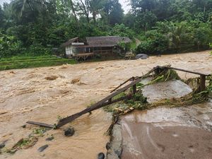Jembatan Penghubung Pandeglang-Serang Ambruk Diterjang Luapan Air Sungai