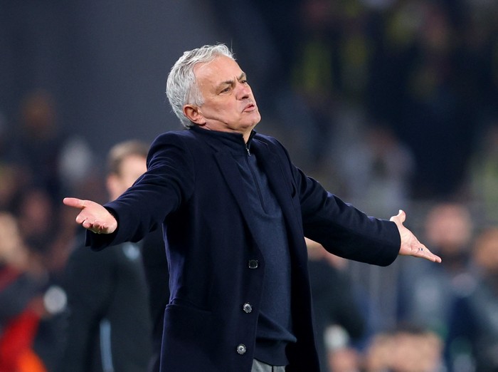 Jose Mourinho Soccer Football - Europa League - Round of 16 - First Leg - Fenerbahce v Rangers - Sukru Saracoglu Stadium, Istanbul, Turkey - March 6, 2025 Fenerbahce coach Jose Mourinho reacts REUTERS/Murad Sezer