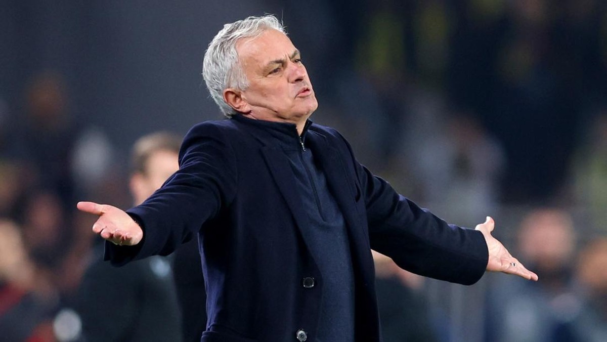Jose Mourinho dipecat Fenerbahce. (Foto: REUTERS/Murad Sezer)
