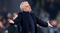 Jose Mourinho belum pernah melatih di level timnas. Timnas Portugal masih dilatih Roberto Martinez yang kontraknya habis di musim panas 2026 setelah ajang Piala Dunia. Apa ada kemungkinan Mourinho latih timnas negaranya sendiri? (REUTERS/Murad Sezer)