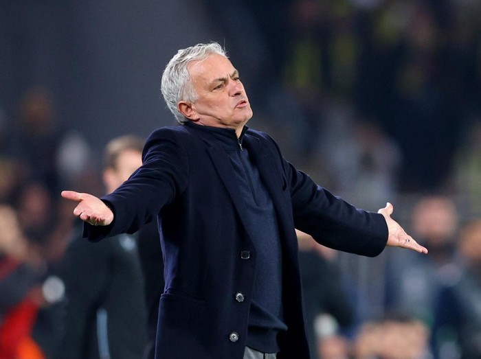 Soccer Football - Europa League - Round of 16 - First Leg - Fenerbahce v Rangers - Sukru Saracoglu Stadium, Istanbul, Turkey  - March 6, 2025 Fenerbahce coach Jose Mourinho reacts REUTERS/Murad Sezer