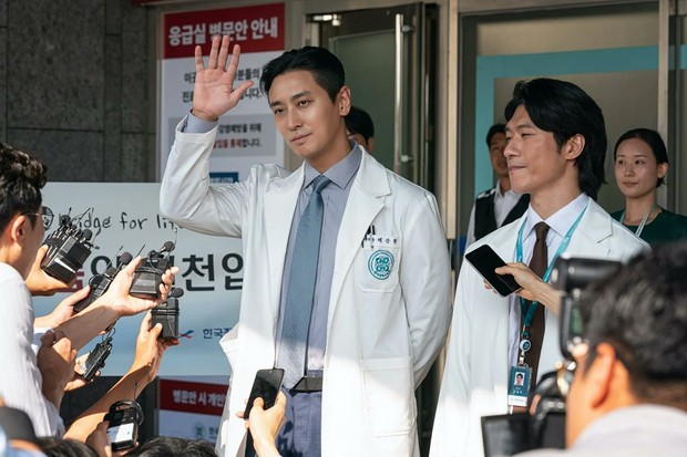 Ju Ji Hoon di Drama The Trauma Code: Heroes On Call / Foto : x.com/NetflixKR
