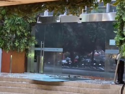 Kaca Mal Pecah Imbas Hujan Disertai Angin Kencang di Kota Bogor