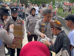 Momen Kapolresta Bogor Bagi-bagi Takjil ke Warga, Hasil Program Celengan Ramadan
